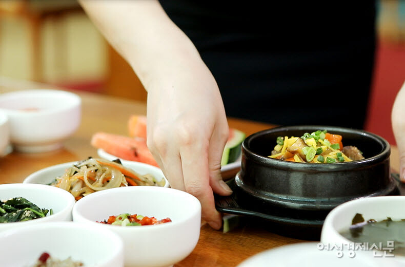 입주민 자리로 직접 가져다드리는 테이블 서비스 / 삼성노블카운티 제공
