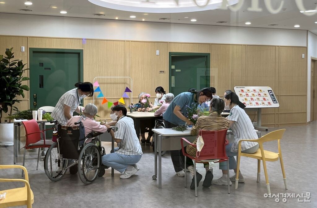 너싱홈 직원들이 어르신과 함께하는 꽃꽂이 프로그램 / 삼성노블카운티 제공