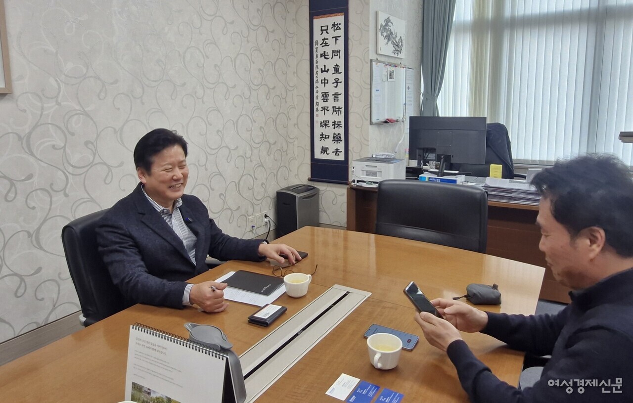 이한세 기자와 인터뷰 중인 박성현 원장 / 이한세 객원기자