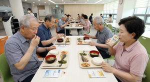 3조 '메디푸드' 시장 쟁탈전 불붙은 실버타운 - 뉴스 썸네일 이미지