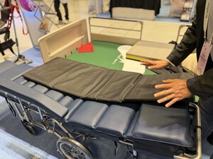 [현장] 잠든 사이 호흡 살피고 침대는 휠체어로···초고령사회 돌봄 기... - 뉴스 썸네일 이미지